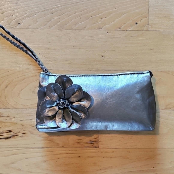 𝅺SEPHORA Metallic Gray Flower Appliqué Makeup Cosmetic Bag Pouch Wristlet - Picture 1 of 11